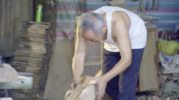 农村木工工匠用刨子刨木材