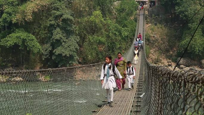 尼泊尔 加都 乡农村 铁索桥河流 行人
