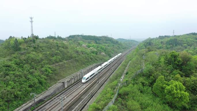 4K拍摄京广高铁动车飞驰在春天的田野