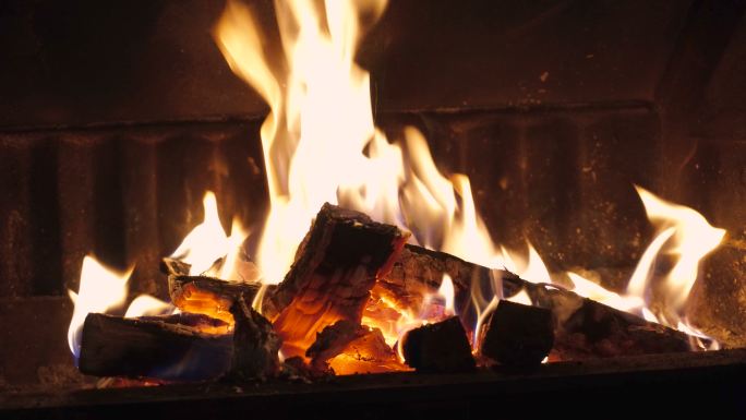 在壁炉里燃烧的木头