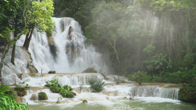 老挝琅勃拉邦的匡寺瀑布。
