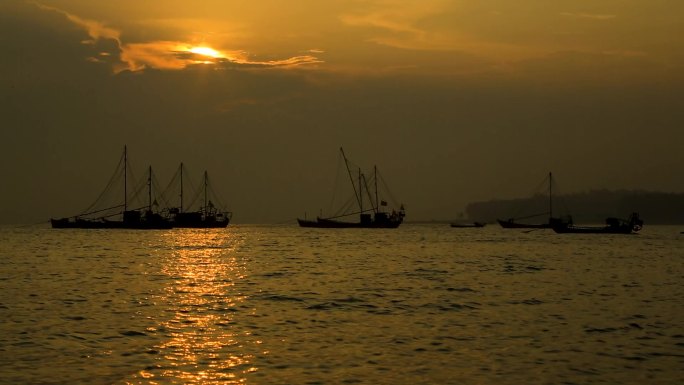海上落日夕阳晚霞渔船帆船 金色大海黄昏