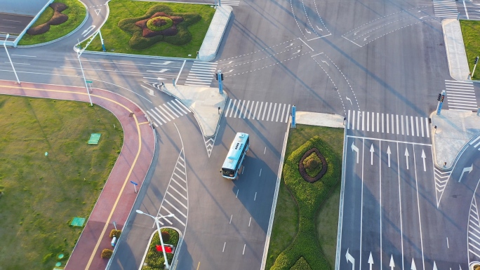 一辆大巴在公路上行驶