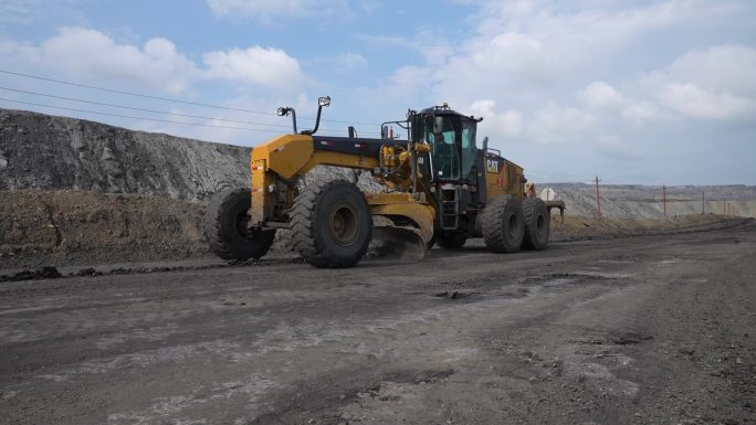 露天煤矿 矿车 修整路面  装煤