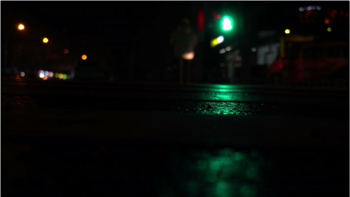 夜晚空荡街道过马路红绿灯斑马线