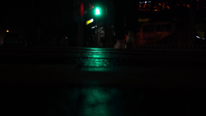 夜晚空荡街道过马路红绿灯斑马线