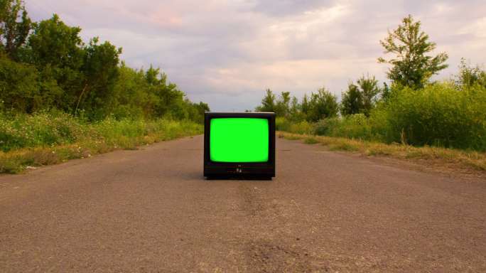 乡村公路上废弃的复古电视