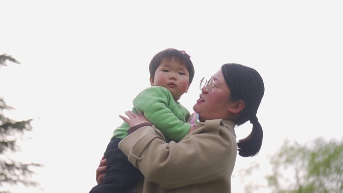 小孩被妈妈抱着举高高