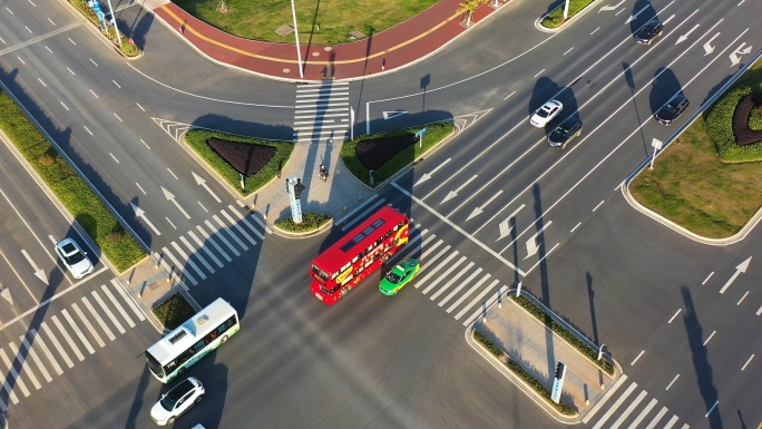 旅游巴士在道路上行驶