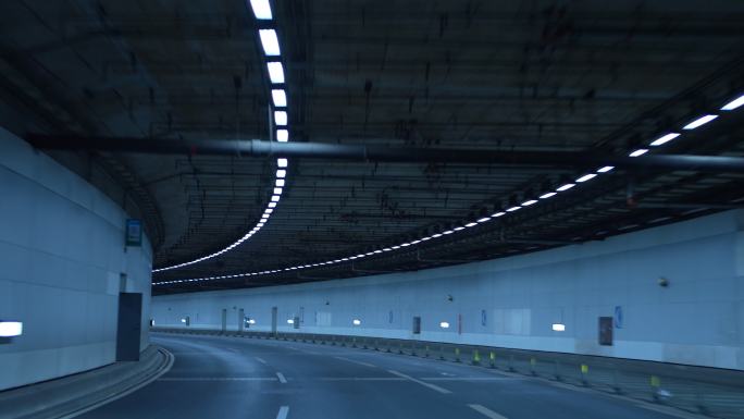 汽车夜间在公路隧道中行驶