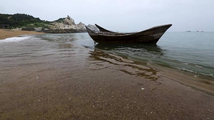 沙滩船只渔船旧船 浪花海浪白色浪花