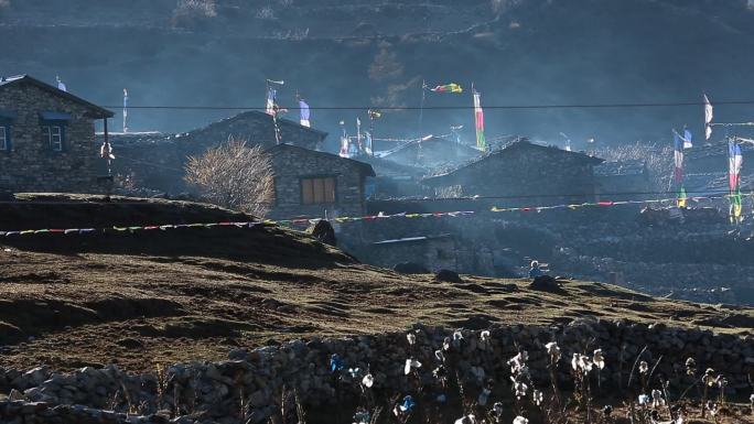 尼泊尔 珠峰南坡 雪山峰 村子 烟囱晨雾
