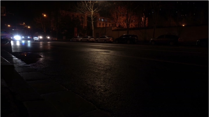 夜晚空荡的街道车辆人流稀少