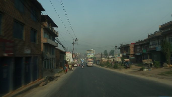 尼泊尔 加都 乡农村 道路 汽车行人