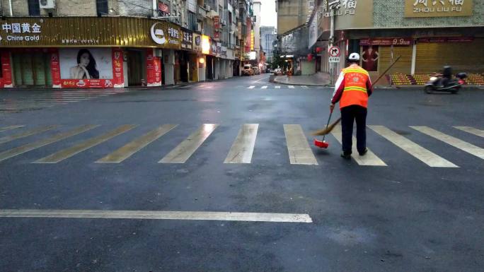 小城早晨城镇街道清洁无人街道环卫工人打扫