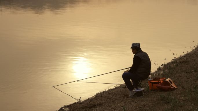 4K夕阳下河边钓鱼的人实拍