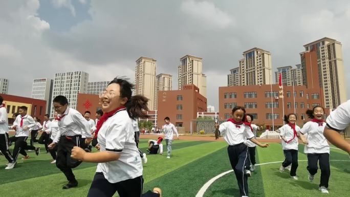 小学生在操场上集体跑向镜头