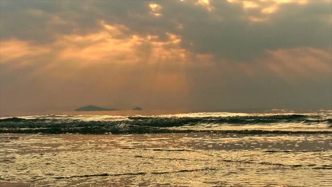 海上日出丁达尔之光海面海水海浪全景