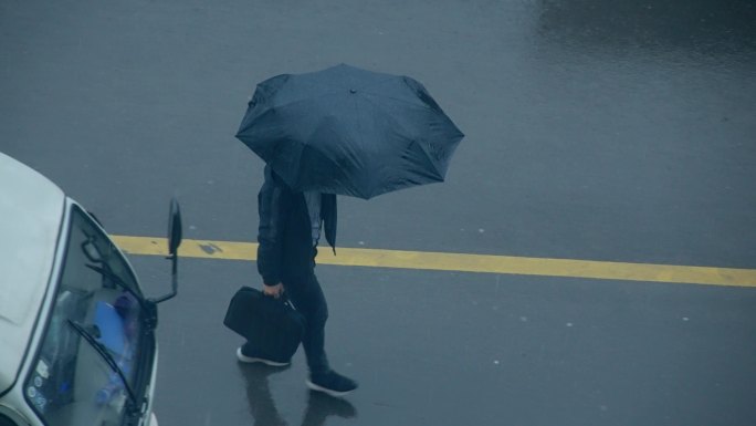 雨天行人打伞赶路