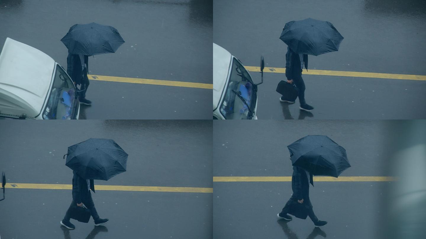 雨天行人打伞赶路