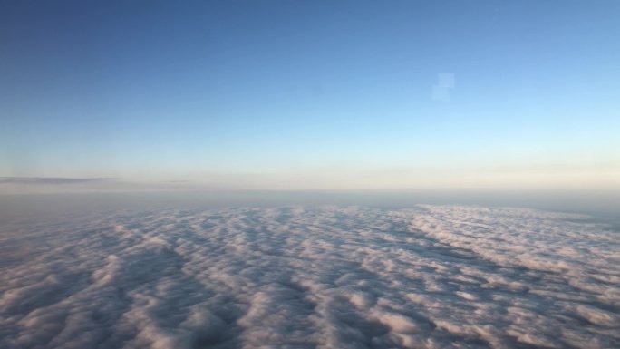 飞机飞上云层窗外景色