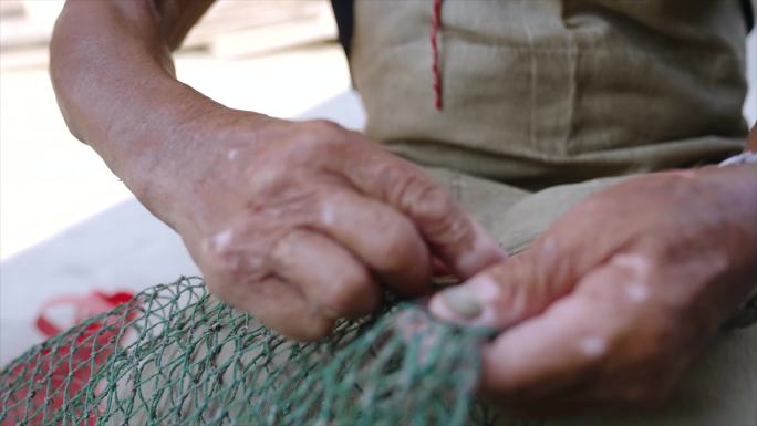 老人缝渔网