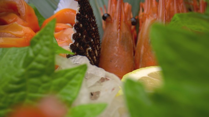 日式餐厅海鲜刺身拼盘精美画面