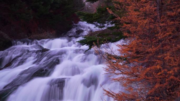 瀑布秋季秋景深秋山谷枫叶枫林