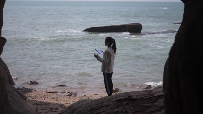 唯美 海边美女朗读 学习面朝大海春暖花开