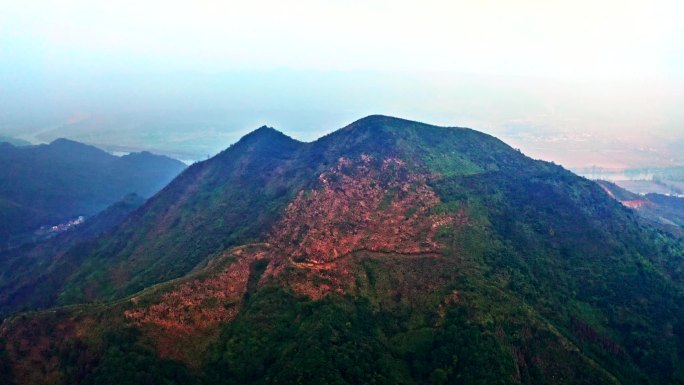 被火烧过的大山