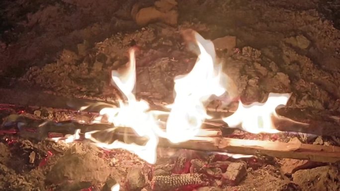 火苗-燃烧的木材-取暖