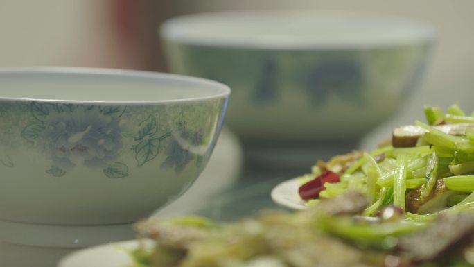 美食 炒菜餐桌饭菜 芹菜 家常菜