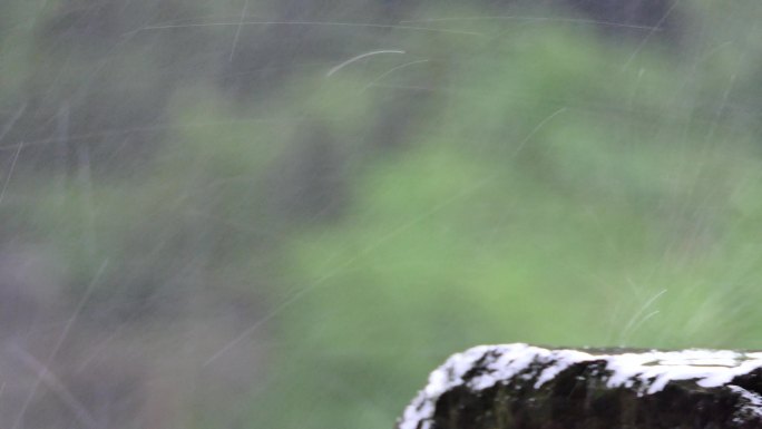 阴天雨水滴落石头飞溅雨水降雨雨滴特写