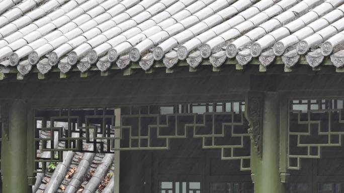 阴天瓦沿雨水滴落屋檐雨水降雨雨滴特写