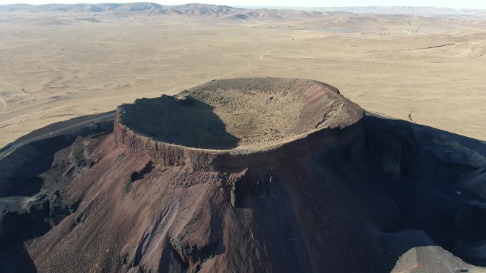 内蒙古乌兰哈达火山群航拍，矿坑遗址