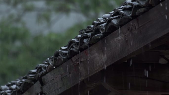 唯美空镜，雨打在瓦面上