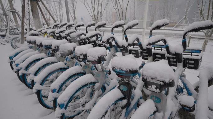 雪中街道的共享单车