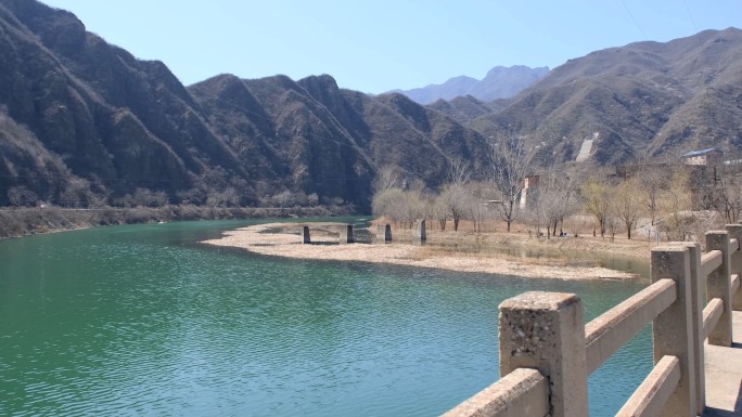 北京西部山区水库春天景色