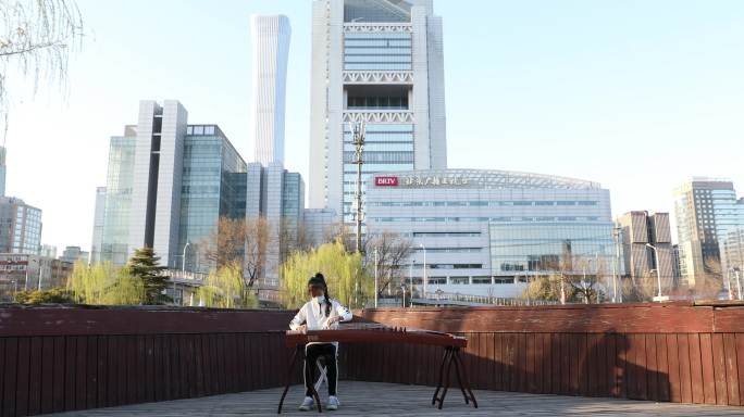 疫情时代，在中国尊下弹奏古筝