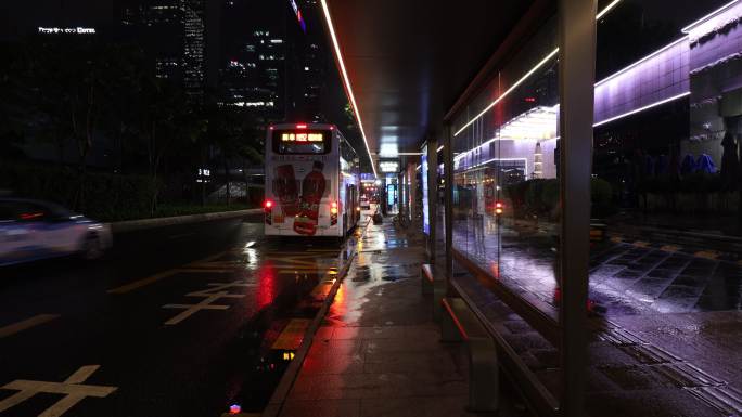 深圳市会展中心公交车站的夜景