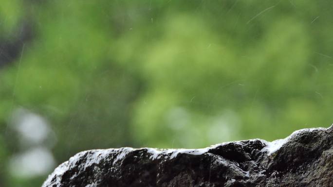 阴天瓦沿雨水滴落屋檐雨水降雨雨滴特写