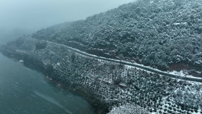 环山道路下雪天航拍