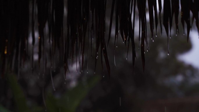 屋檐下的雨滴慢镜头