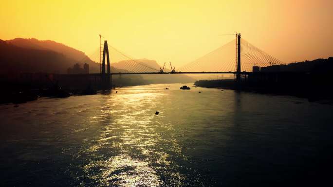 黄昏下的长江水面  夕阳下在建的跨江大桥