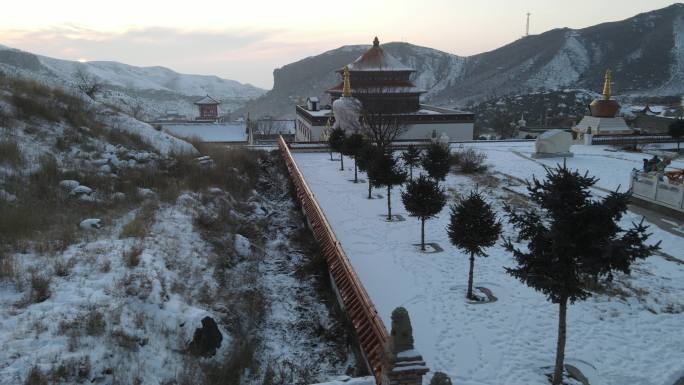 雪中寺庙绝美航拍镜头仓央嘉措广宗寺