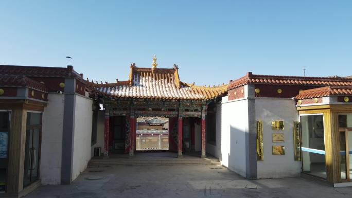 透过一个寺庙的门看到后面的建筑