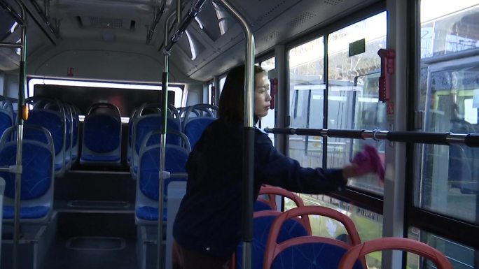 公交车内防疫消毒搞卫生清洁