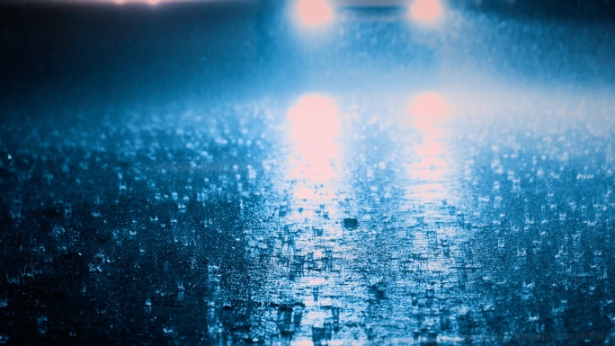 雨夜晚上下雨伤感情绪暴雨大雨城市下雨街道