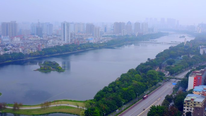 南宁阴雨中的南湖公园