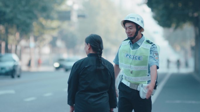 警察 帮助路人